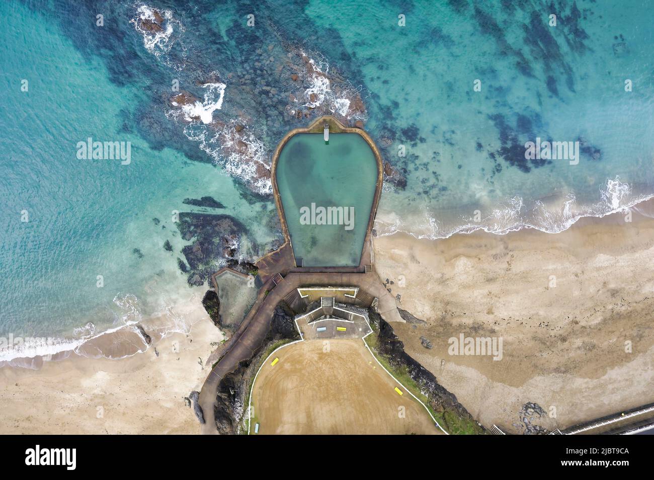 Frankreich, Côtes d'Armor, Bucht von Saint Brieuc, Saint Quay Portrieux, das Meerwasser-Schwimmbad und sein Sprungbrett, der Sandstrand und die Wellen der Gezeiten (Luftaufnahme) Stockfoto