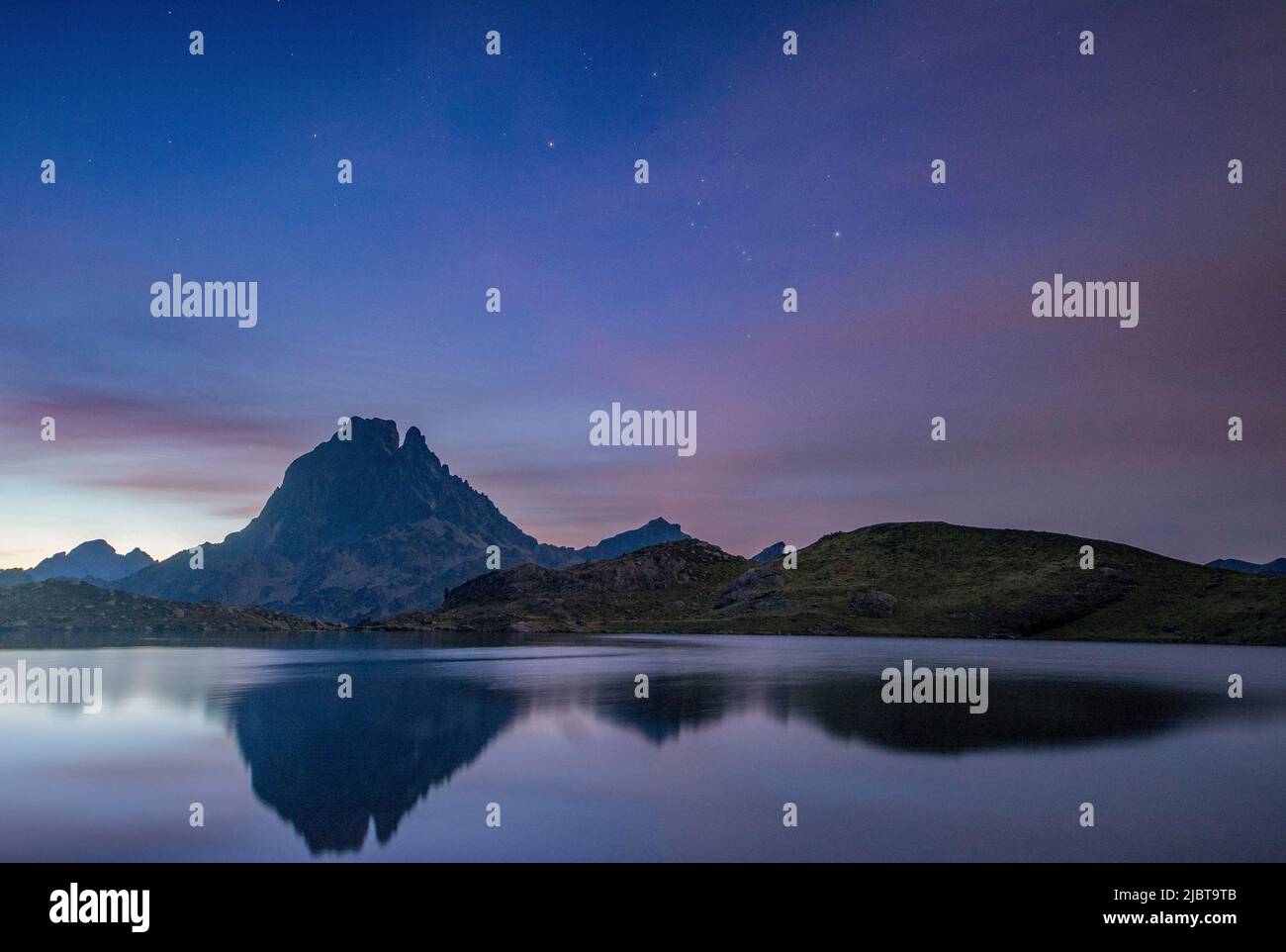 Frankreich, Pyrenäen Atlantiques, Bearn, Ossau-Tal, Sternenhimmel und Spiegelung des Pic du Midi d'Ossau im Sommer am Ayous-See Stockfoto