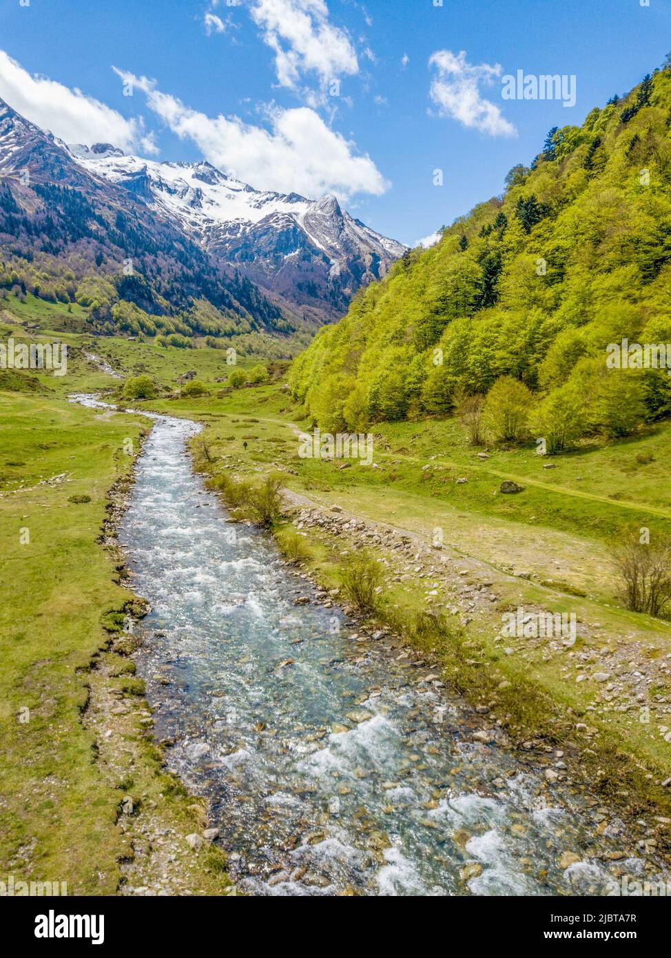 Frankreich, Pyrenees Atlantiques, Ein Gebirgsfluss im Ossau-Tal (Luftaufnahme) Stockfoto
