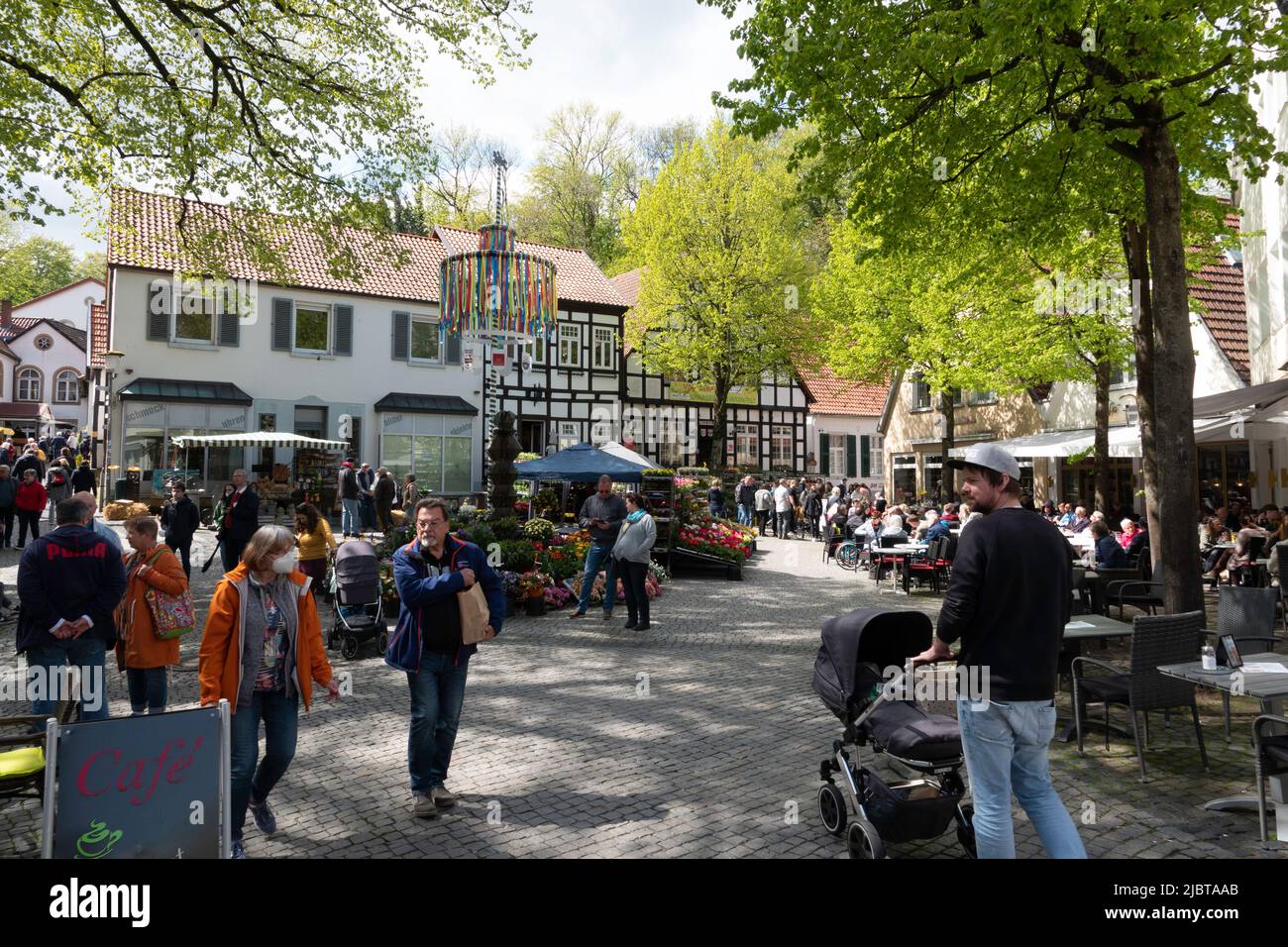 Die Menschen genießen die Sonne im Zentrum von tecklenburg Stockfoto