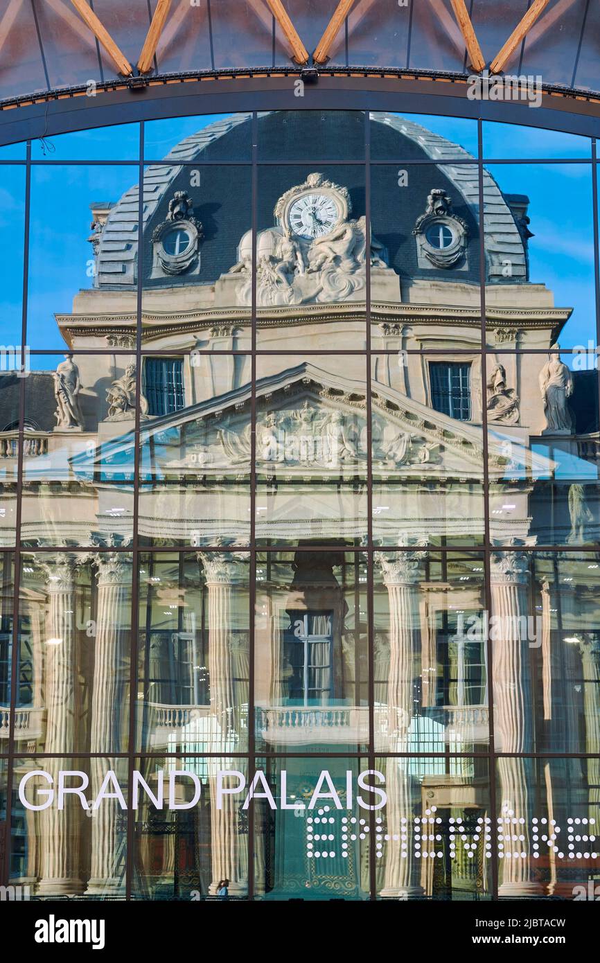Frankreich, Paris, von der UNESCO zum Weltkulturerbe erklärt, Fassade der Militärschule spiegelt sich im Glasdach des Grand Palais Ephemere wider Stockfoto