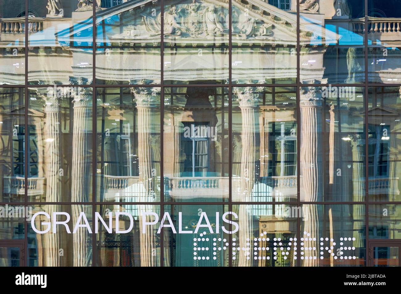 Frankreich, Paris, von der UNESCO zum Weltkulturerbe erklärt, Fassade der Militärschule spiegelt sich im Glasdach des Grand Palais Ephemere wider Stockfoto