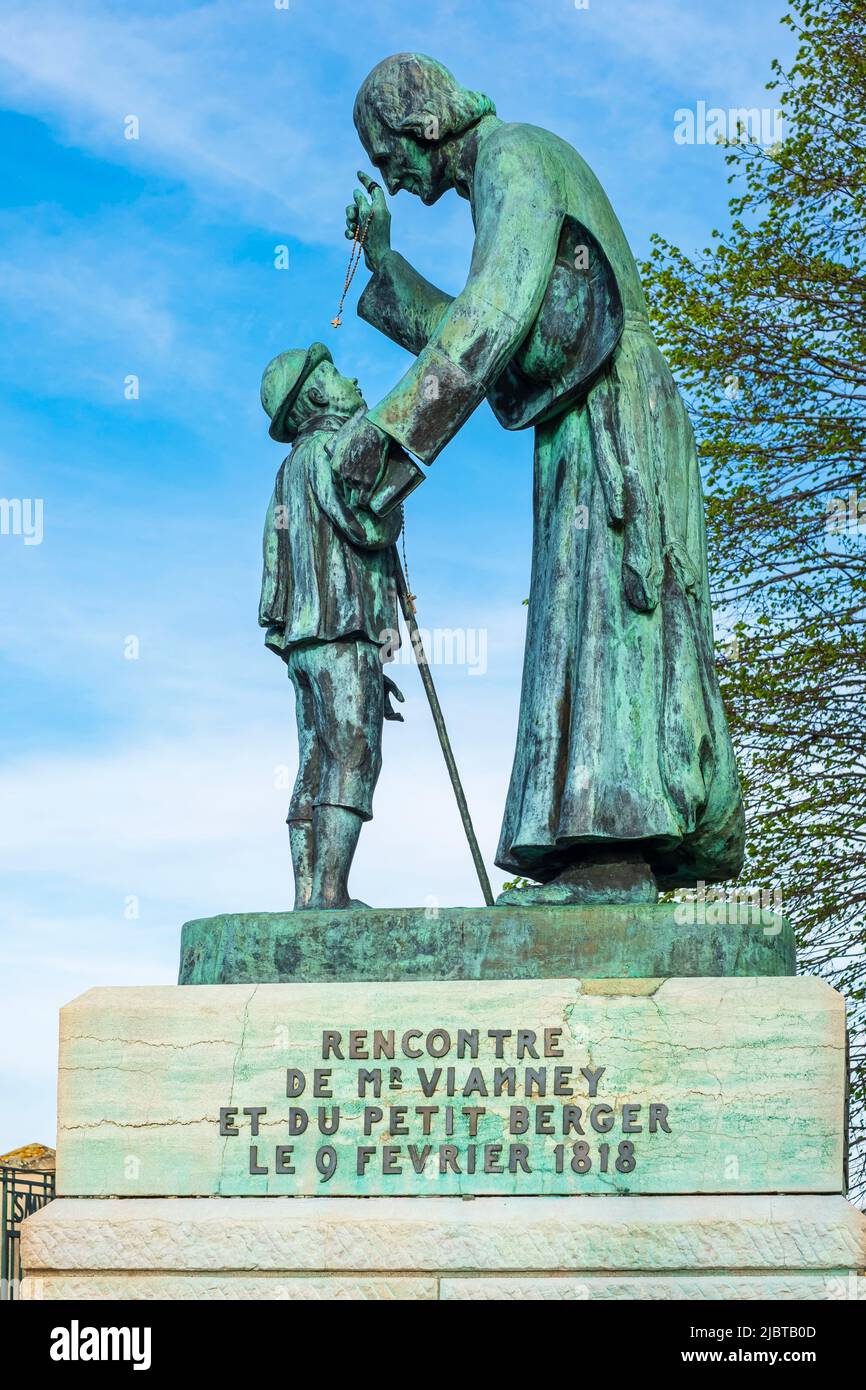 Frankreich, Ain, Ars-sur-Formans, Heiligtum von Ars das Denkmal der Begegnung erinnert an das Treffen zwischen dem jungen Hirten Antoine Givre und Jean-Marie Vianney bei seiner Ankunft in Ars im Februar 1818, das dem Heiligen Jean-Marie Vianney, dem schutzpatron aller Priester des Universums, gewidmet ist Stockfoto