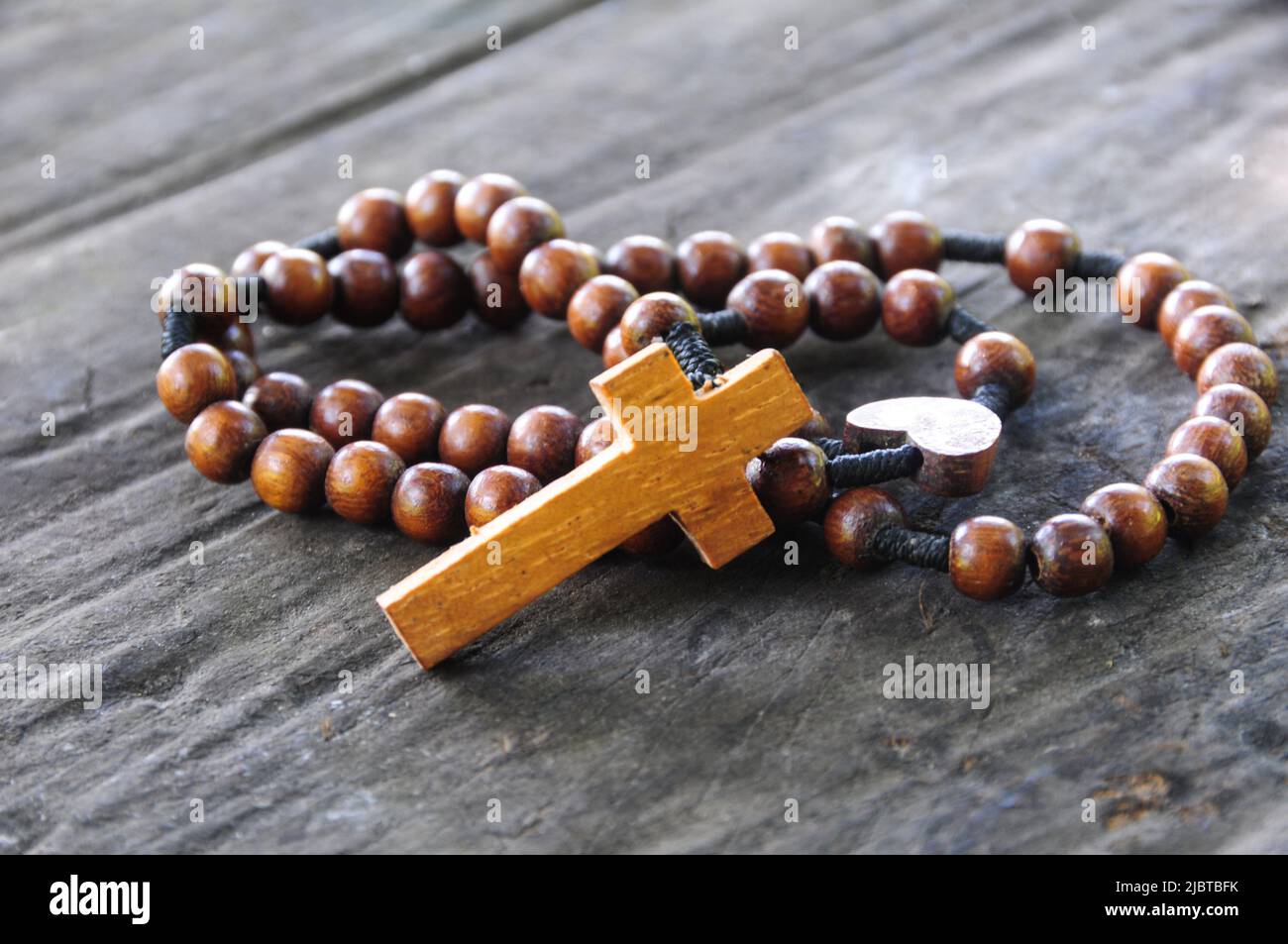 Heiliger Rosenkranz auf altem Holzhintergrund. Religiöses Konzept. Speicherplatz kopieren Stockfoto