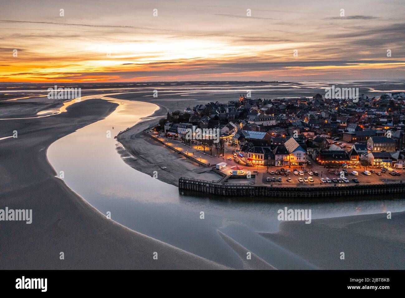 France, Somme, Somme Bay, Le Crotoy, Nightfall over the Somme Bay und Le Crotoy (Luftaufnahme) Stockfoto