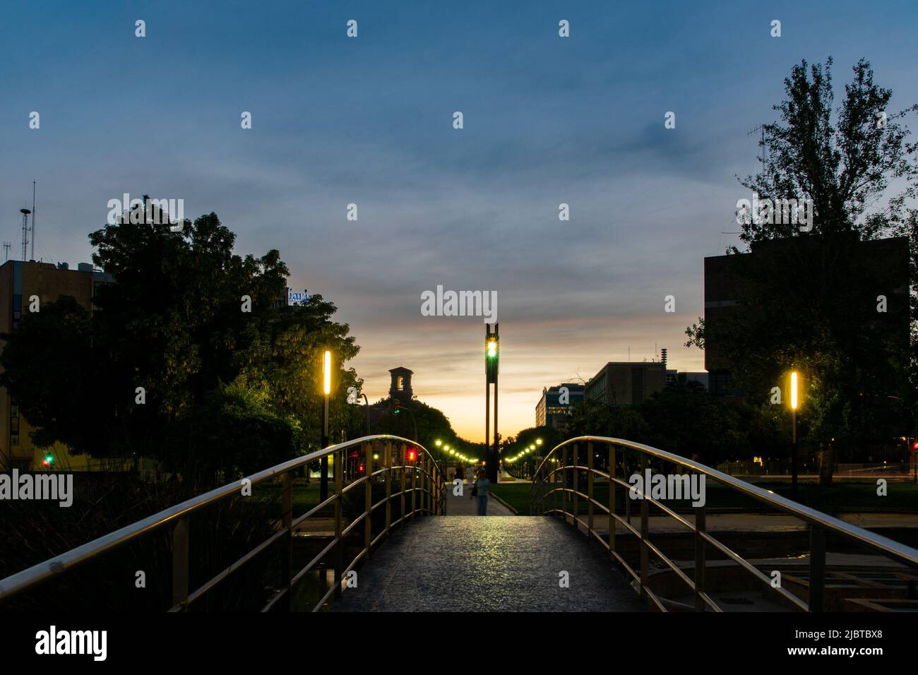 Blick auf die Rambla Lluis Companys vom Tarraco Imperial Square (Plaza Imperial Tarraco) bei Sonnenuntergang, Tarragona, Spanien Stockfoto