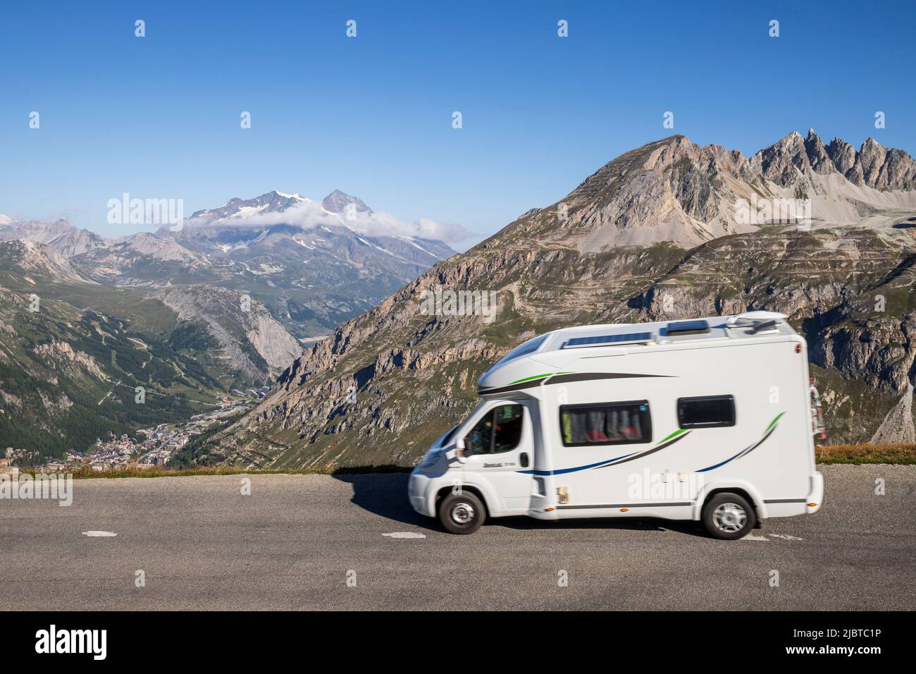 Frankreich, Savoie, Nationalpark Vanoise, Blick von der Straße Grandes Alpes, zwischen Val-d'Isère und Bonneval-sur-Arc, auf das Tal Val-d'Isère (1844 m), die Gipfel Dôme de la Sache (3473) und Mont Pourri (3469) im Hintergrund Stockfoto