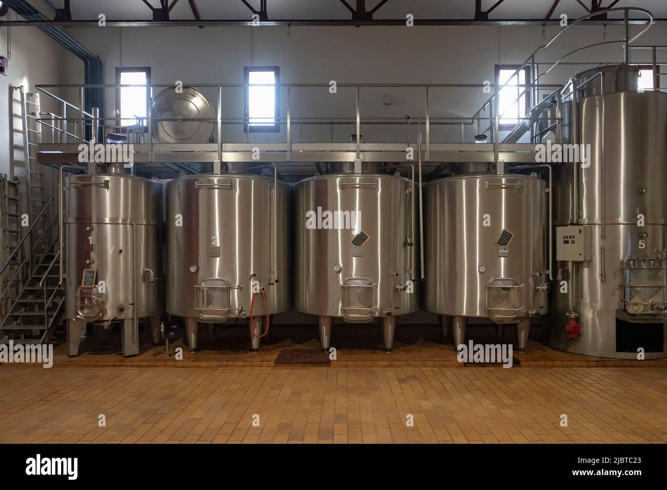Frankreich, Gironde (33), Saint-Émilion, von der UNESCO zum Weltkulturerbe erklärt, Chateau Cadet-Bon, als Premier Grand Cru classé gelistet, Panzer aus Stahl Stockfoto