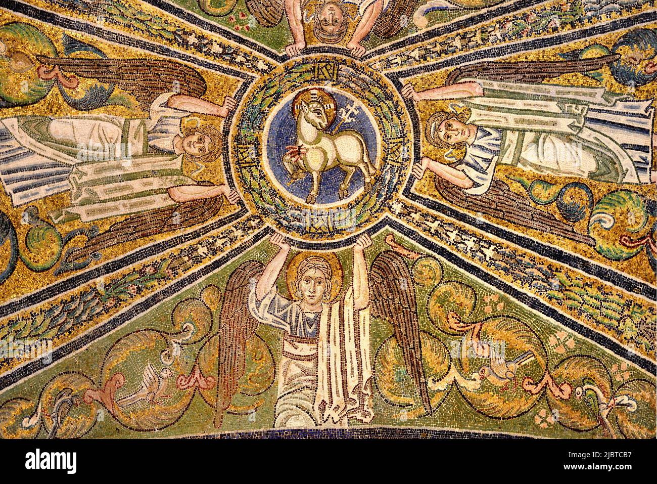 Italien, Venetien, Venedig, UNESCO-Weltkulturerbe, Torcello, Kathedrale Santa Maria Assunta, Engel zur Unterstützung des Agnus Dei, Lamm Gottes (11. C) Stockfoto