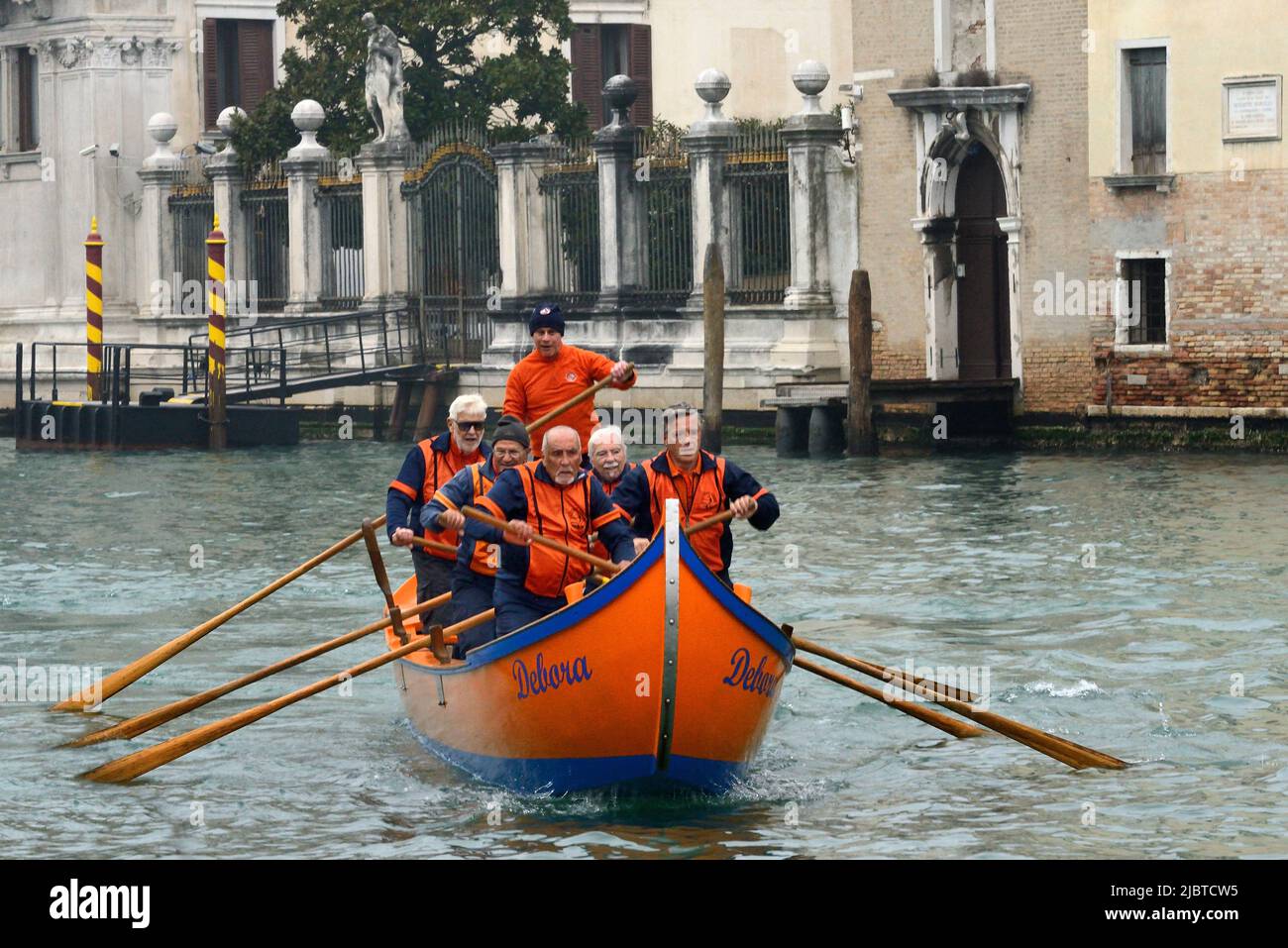 Italien, Venetien, Venedig, von der UNESCO zum Weltkulturerbe erklärt, Canal Grande, Mitglieder einer Ausbildung in der traditionellen Nautischen Gesellschaft Stockfoto