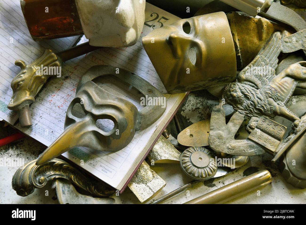 Italien, Venetien, Venedig, von der UNESCO zum Weltkulturerbe erklärt, Cannaregio, Fonderia Artistica Valese, Bronzemasken und Objekte Stockfoto