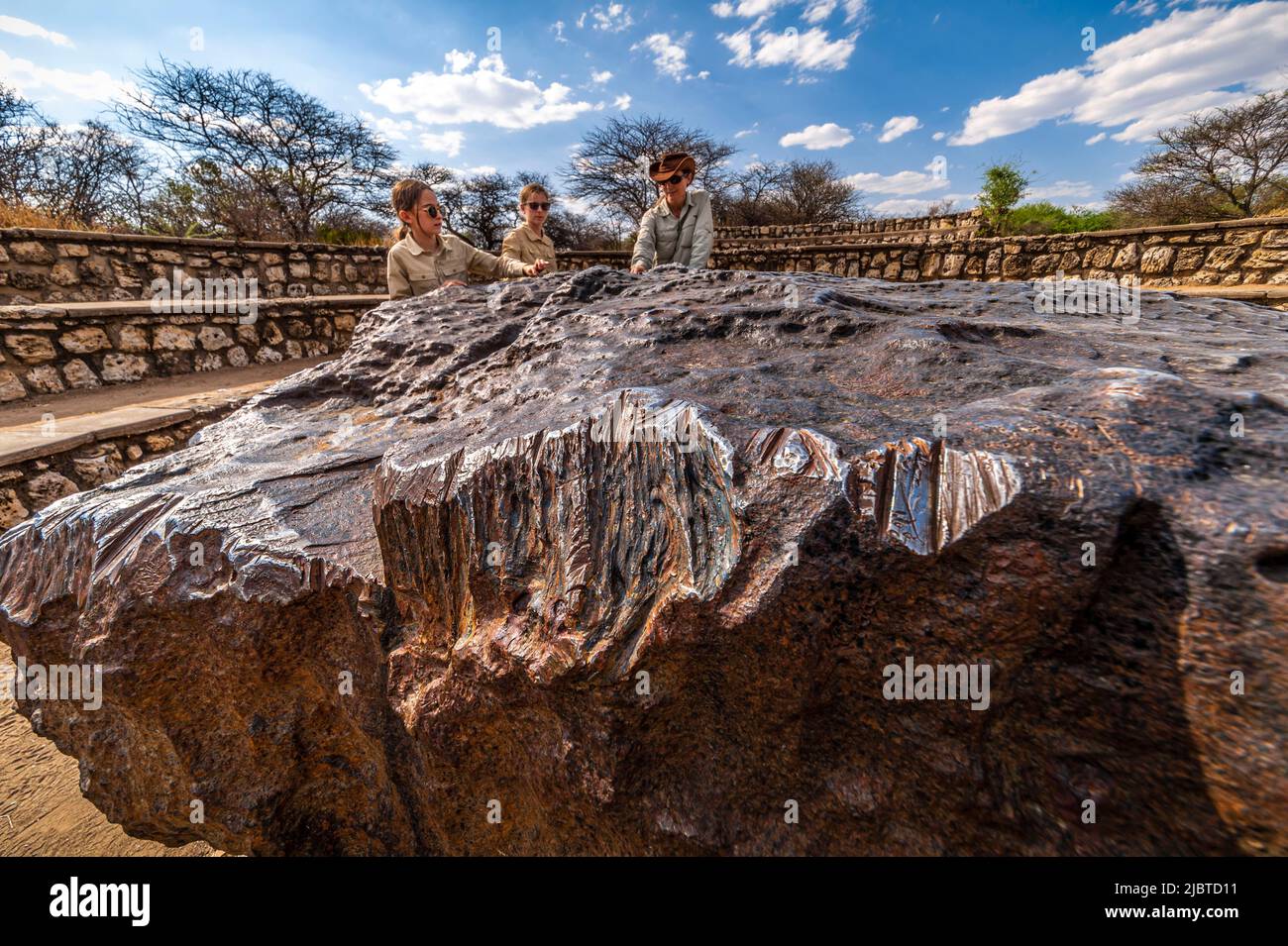 Namibia, Otjozondjupa Region, Grootfontein, der Hoba Meteorit, der sich auf der Hoba West Farm befindet und 1920 von Jacobus BRITS entdeckt wurde, ist der größte bekannte Meteorit (60 Tonnen in einem Stück, 2,7 m lang und 0,9 m hoch) Und der größte bekannte natürliche Eisenblock auf der Erdoberfläche, der Fall des Meteoriten, wird geschätzt, dass er vor weniger als 80.000 Jahren stattgefunden hat Stockfoto