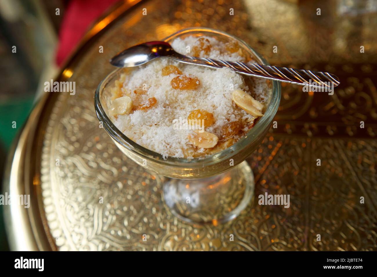 Ägypten, Kairo, islamisches Kairo, Altstadt, die von der UNESCO zum Weltkulturerbe erklärt wurde, Waterwoman al Moez Cafe, Om Ali ist ein ägyptisches Dessert Stockfoto