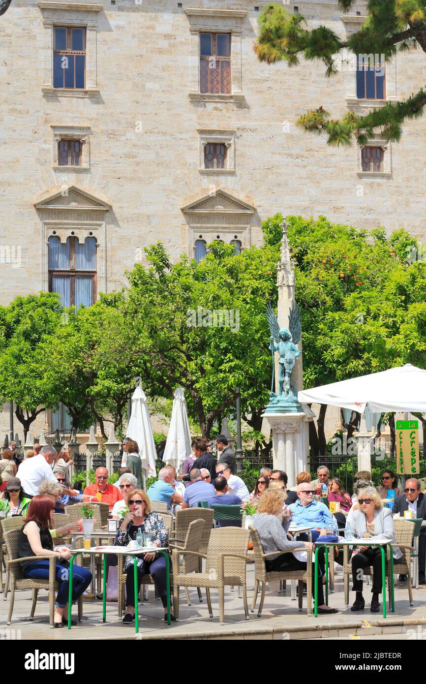 Spanien, Valencia, Plaza de la Virgen (Plaça de la Mare de Déu), Café-Terrasse Stockfoto