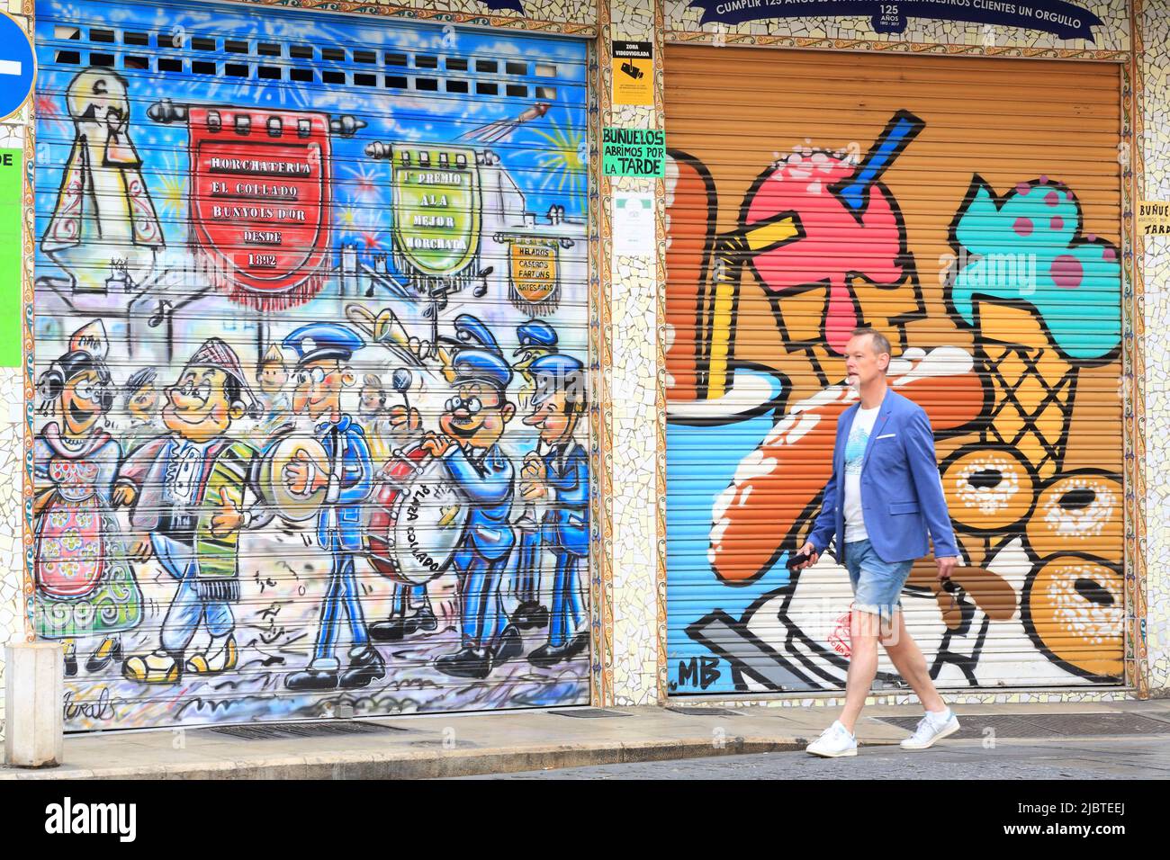 Spanien, Valencia, Plaza Doctor Collado, Street Art auf dem eisernen Vorhang der Horchateria El Collado Stockfoto