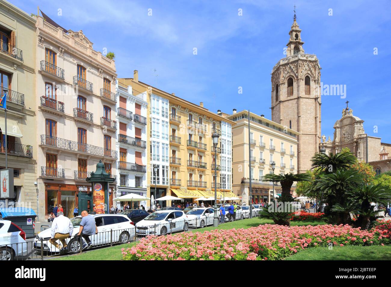 Spanien, Valencia, Plaza de la Reina, Fassaden von Gebäuden mit im Hintergrund der Glockenturm der Kathedrale (Micalet) im gotischen Stil (1381-1424) von einem Campanile aus dem 18.. Jahrhundert überragt Stockfoto