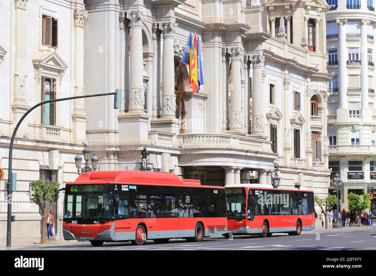 Spanien, Valencia, Rathausplatz (Plaza del Ayuntamiento), Bus vor dem Rathaus, erbaut 1905 von den Architekten Francisco de Mora y Berenguer und Carlos Carbonell Pañella Stockfoto