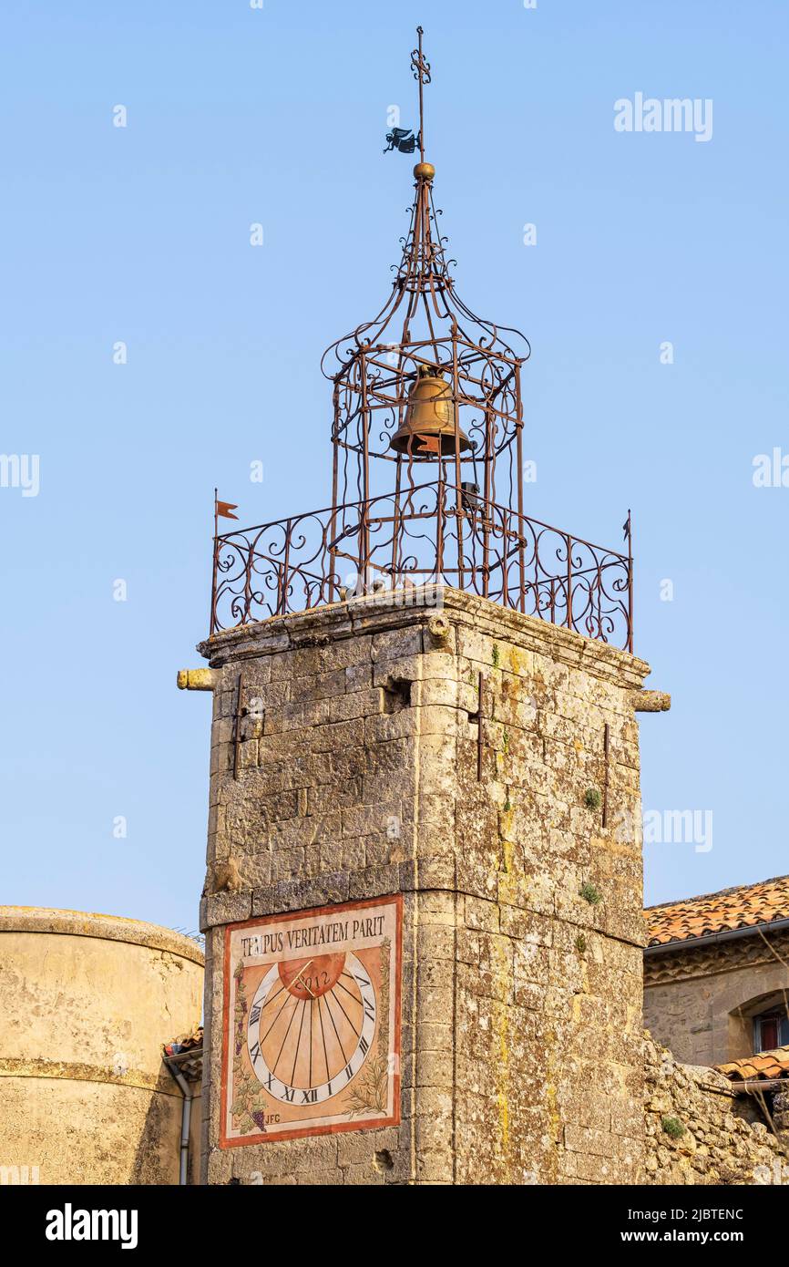 Frankreich, Vaucluse, regionaler Naturpark Luberon, Grambois, Pfarrkirche Notre-Dame de Beauvoir, Glockenturm und schmiedeeiserner campanile Stockfoto