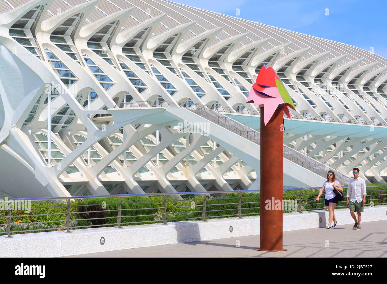Spanien, Valencia, Stadt der Künste und Wissenschaften (Ciudad de las Artes y las Ciencias), Kulturkomplex nach dem Entwurf des Architekten Santiago Calatrava, Príncipe-Wissenschaftsmuseum (Naturwissenschaftliches Museum) vom Umbracle aus gesehen Stockfoto