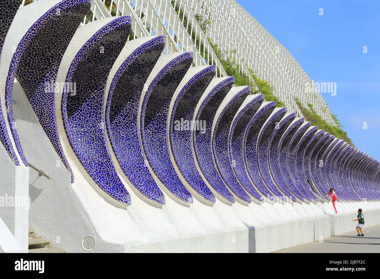 Spanien, Valencia, Stadt der Künste und Wissenschaften (Ciudad de las Artes y las Ciencias), Kulturkomplex nach Plänen des Architekten Santiago Calatrava, Seitenansicht des Umbracle (öffentlicher Garten) Stockfoto