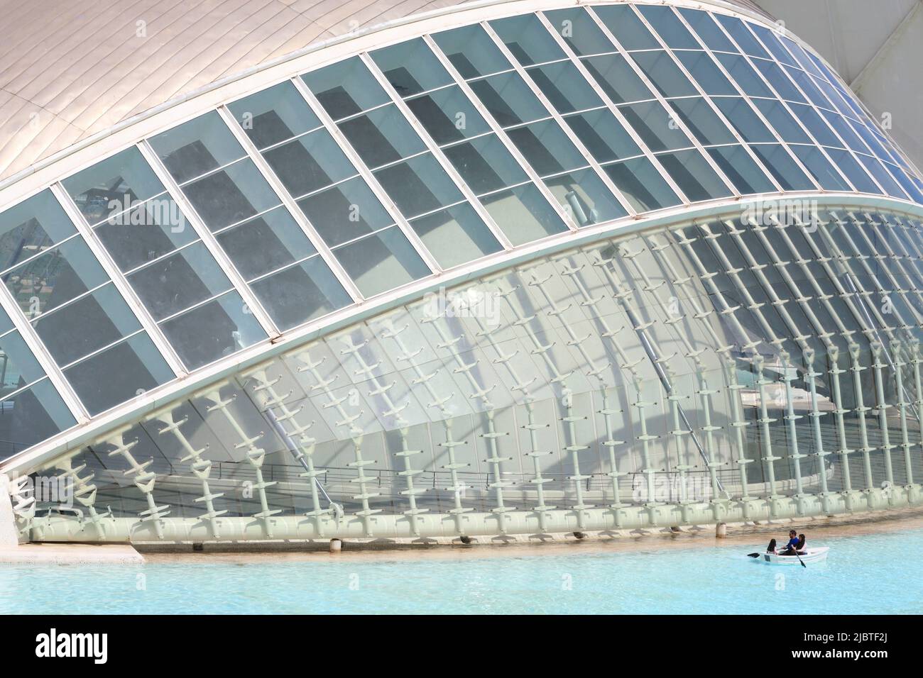 Spanien, Valencia, Stadt der Künste und Wissenschaften (Ciudad de las Artes y las Ciencias), Kulturkomplex der vom Architekten Santiago Calatrava entworfene Hemisfèric beherbergt ein Planetarium und ein Omnimax-Kino sowie einen Bootsturm Stockfoto