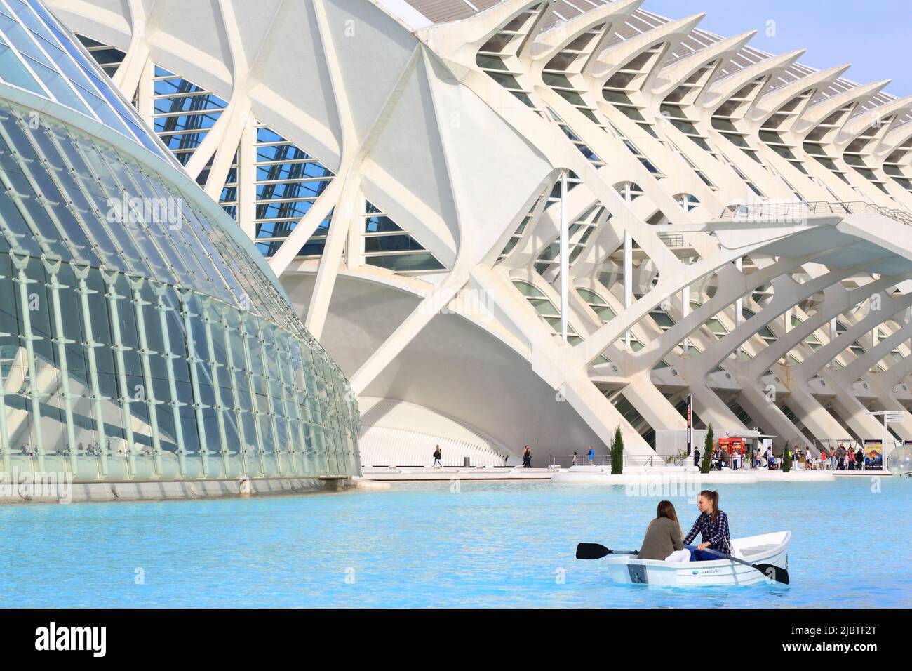 Spanien, Valencia, Stadt der Künste und Wissenschaften (Ciudad de las Artes y las Ciencias), Kulturkomplex nach dem Entwurf des Architekten Santiago Calatrava, Blick auf das Hemisfèric (Planetarium und Omnimax-Kino) und das Wissenschaftsmuseum Príncipe (Naturwissenschaftliches Museum) im Hintergrund, Bootsfahrt Stockfoto