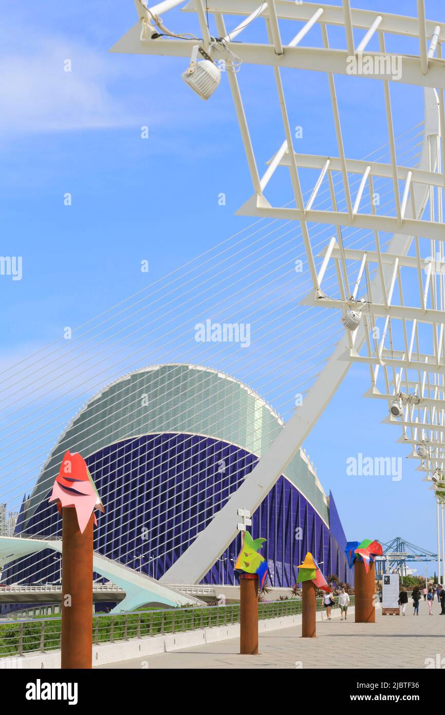 Spanien, Valencia, Stadt der Künste und Wissenschaften (Ciudad de las Artes y las Ciencias), Kulturkomplex, entworfen vom Architekten Santiago Calatrava, Ágora vom Umbracle aus gesehen Stockfoto