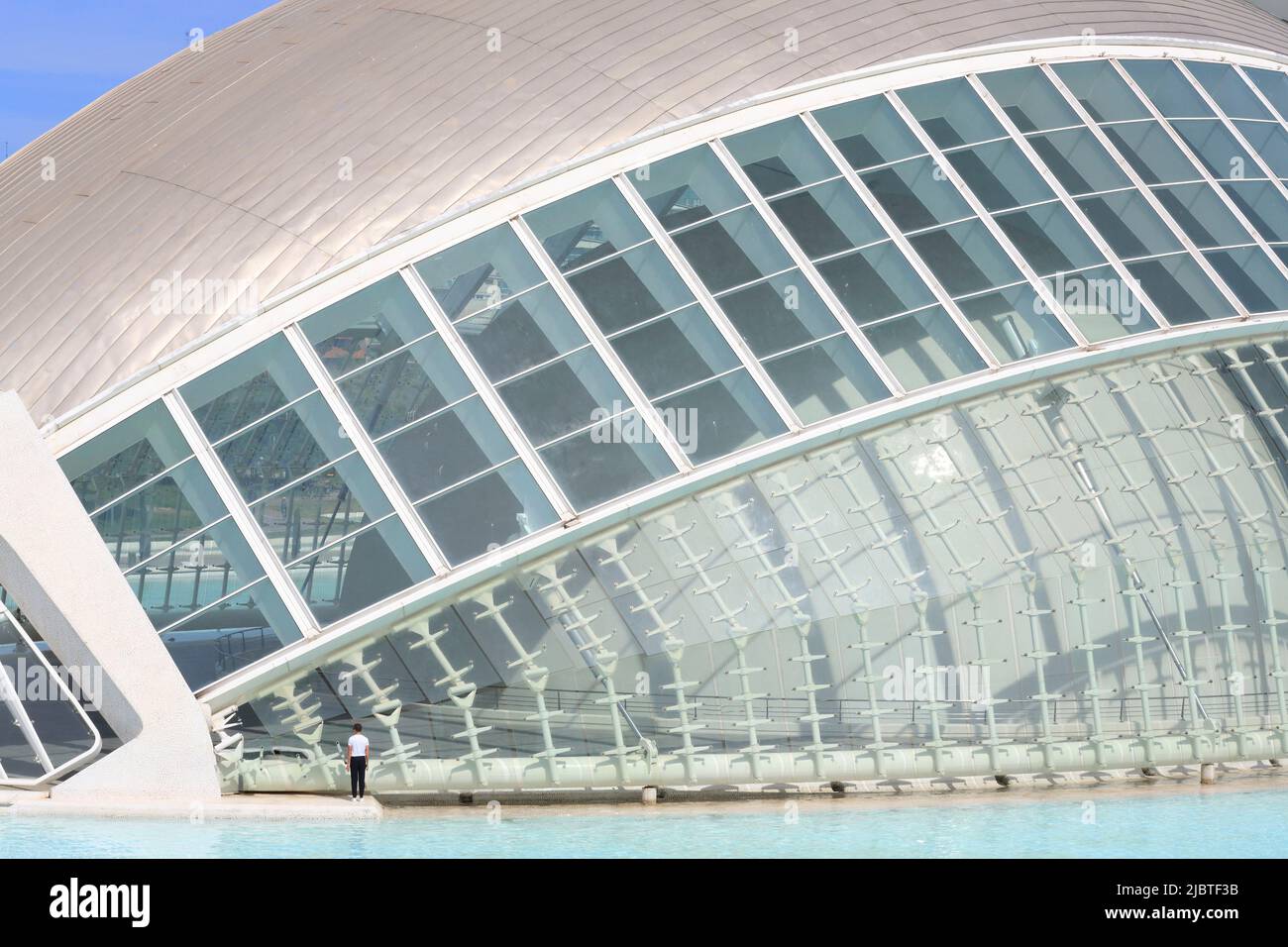 Spanien, Valencia, Stadt der Künste und Wissenschaften (Ciudad de las Artes y las Ciencias), Kulturkomplex das Hemisfèric wurde vom Architekten Santiago Calatrava entworfen und beherbergt ein Planetarium und ein Omnimax-Kino Stockfoto