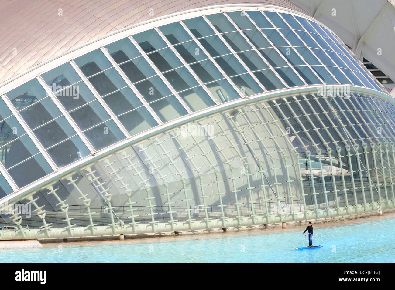 Spanien, Valencia, Stadt der Künste und Wissenschaften (Ciudad de las Artes y las Ciencias), Kulturkomplex der vom Architekten Santiago Calatrava entworfene Hemisfèric beherbergt ein Planetarium und ein Omnimax-Kino sowie einen Wasserfahrradturm Stockfoto