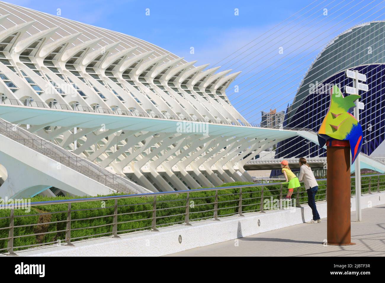 Spanien, Valencia, Stadt der Künste und Wissenschaften (Ciudad de las Artes y las Ciencias), Kulturkomplex nach dem Entwurf des Architekten Santiago Calatrava, Príncipe-Wissenschaftsmuseum (Naturwissenschaftliches Museum) vom Umbracle aus gesehen Stockfoto