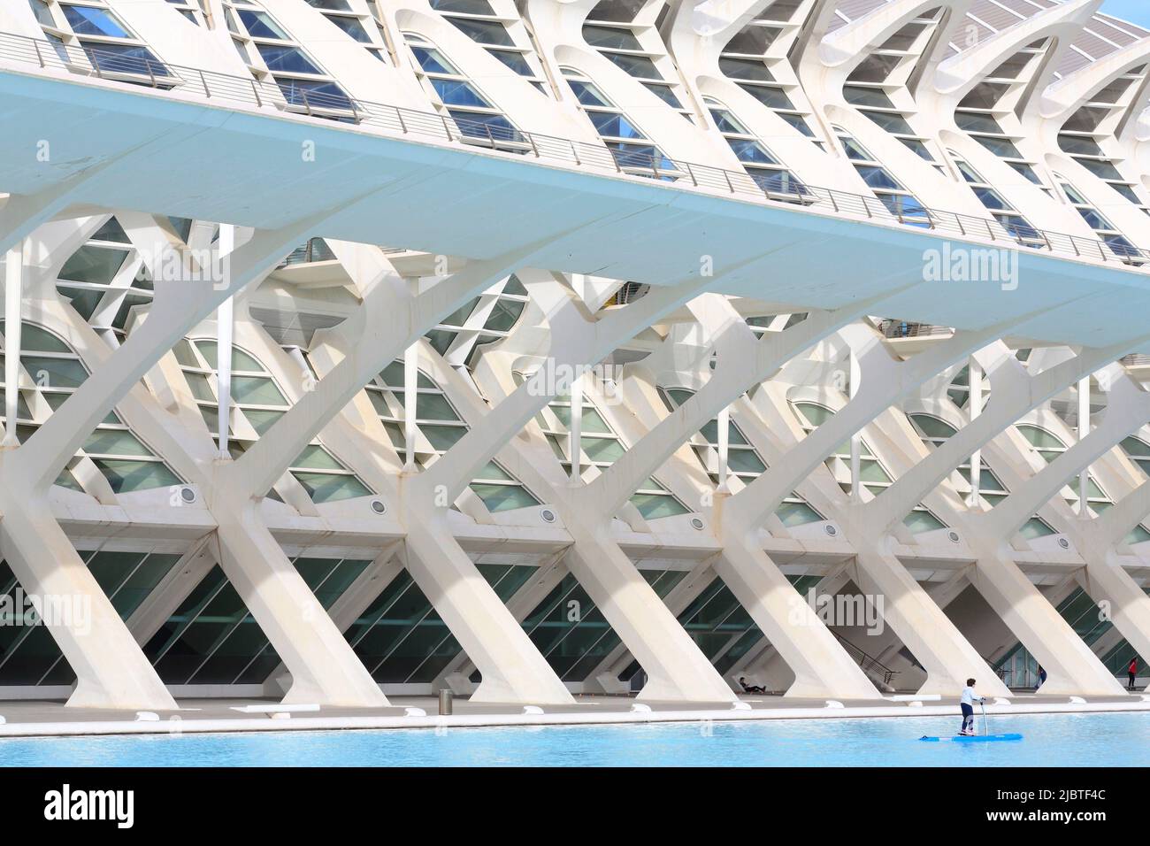 Spanien, Valencia, Stadt der Künste und Wissenschaften (Ciudad de las Artes y las Ciencias), Kulturkomplex, entworfen vom Architekten Santiago Calatrava, Blick auf das Príncipe-Museum (Naturwissenschaftliches Museum), Wasserfahrradturm Stockfoto