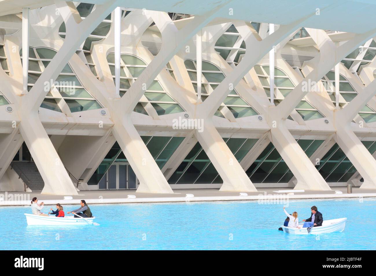 Spanien, Valencia, Stadt der Künste und Wissenschaften (Ciudad de las Artes y las Ciencias), Kulturkomplex nach Plänen des Architekten Santiago Calatrava, Blick auf das Príncipe-Museum (Naturwissenschaftliches Museum), Bootsturm Stockfoto