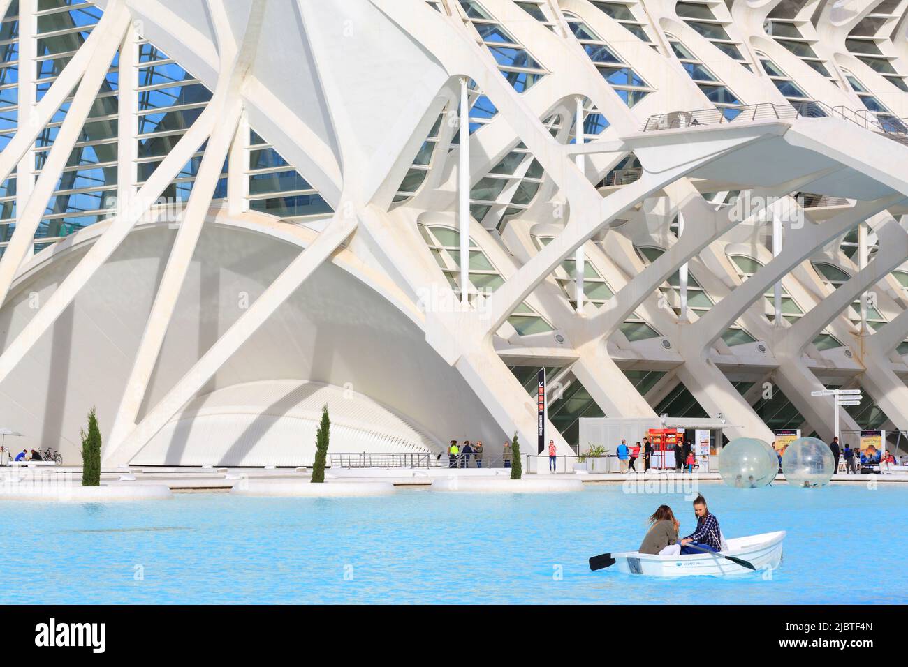 Spanien, Valencia, Stadt der Künste und Wissenschaften (Ciudad de las Artes y las Ciencias), Kulturkomplex nach Plänen des Architekten Santiago Calatrava, Blick auf das Príncipe-Museum (Naturwissenschaftliches Museum), Bootsturm Stockfoto