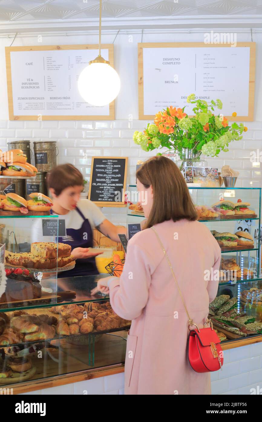 Spanien, Valencia, Ruzafa, Dulce de Leche Gebäck und Cafeteria, Auswahl an Sandwiches, herzhaften Torten, Kuchen... Stockfoto
