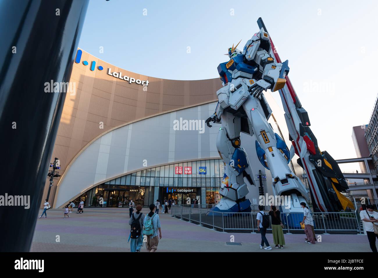 Lebensgroßer Gundam-Roboter im Einkaufszentrum Lalaport Stockfoto