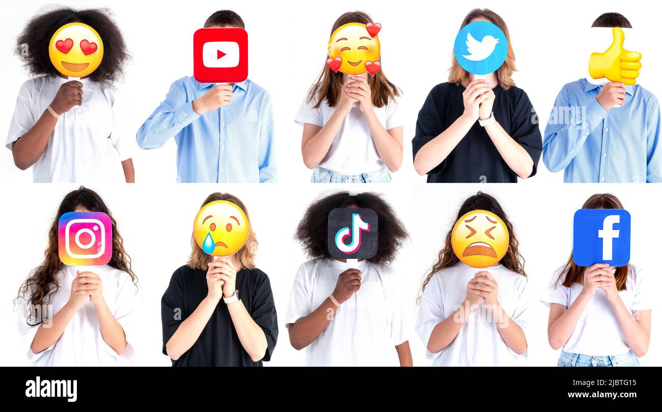 Eine Collage von Teenagern im Alter von 12-14 Jahren, die Plakate mit Logos sozialer Netzwerke und Emoji-Boten in den Händen halten. Das Konzept der Entwicklung o Stockfoto