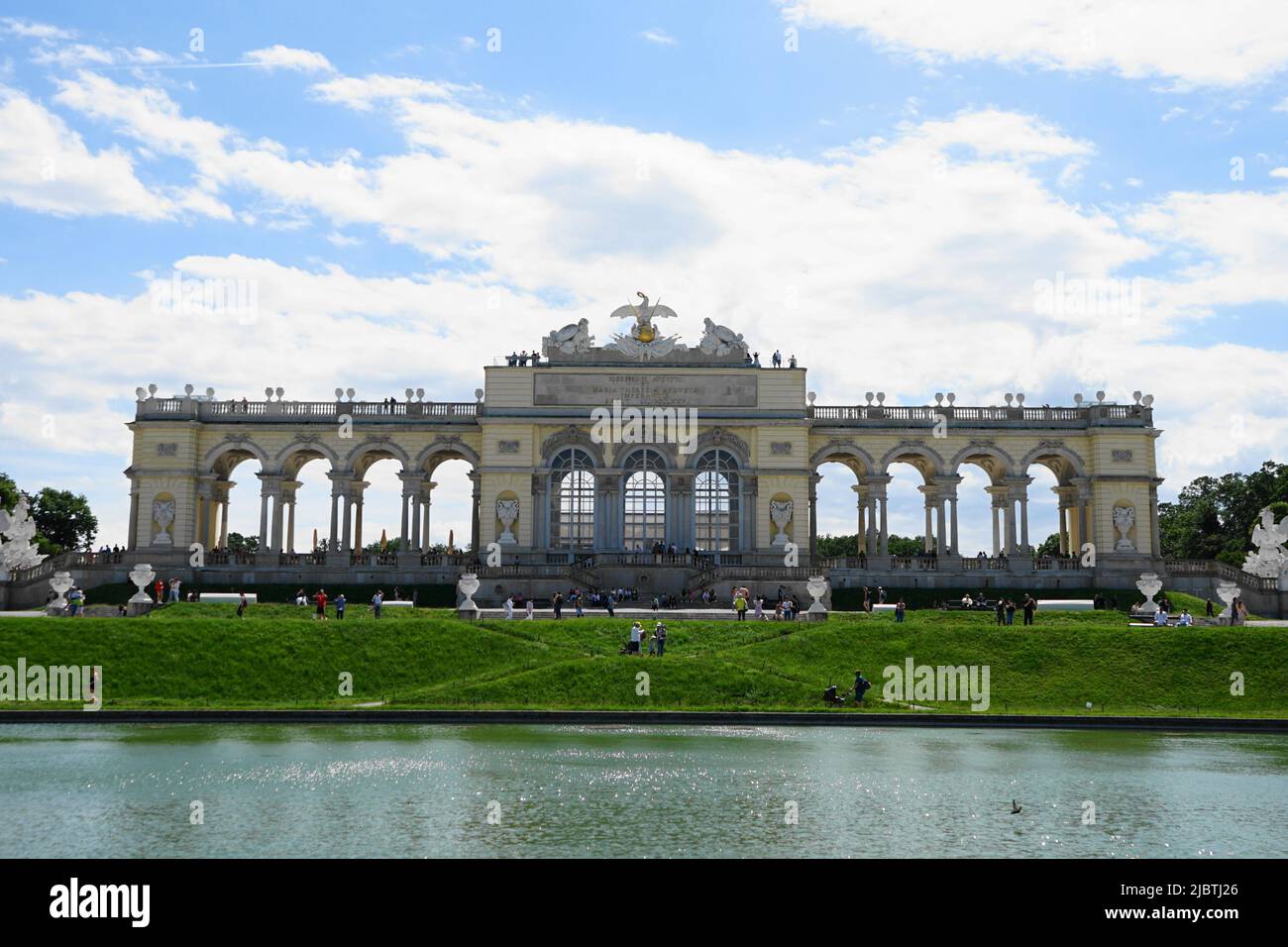 Der alte wiener Palast, der heute an einem Sommertag ein Café voller Touristen ist Stockfoto