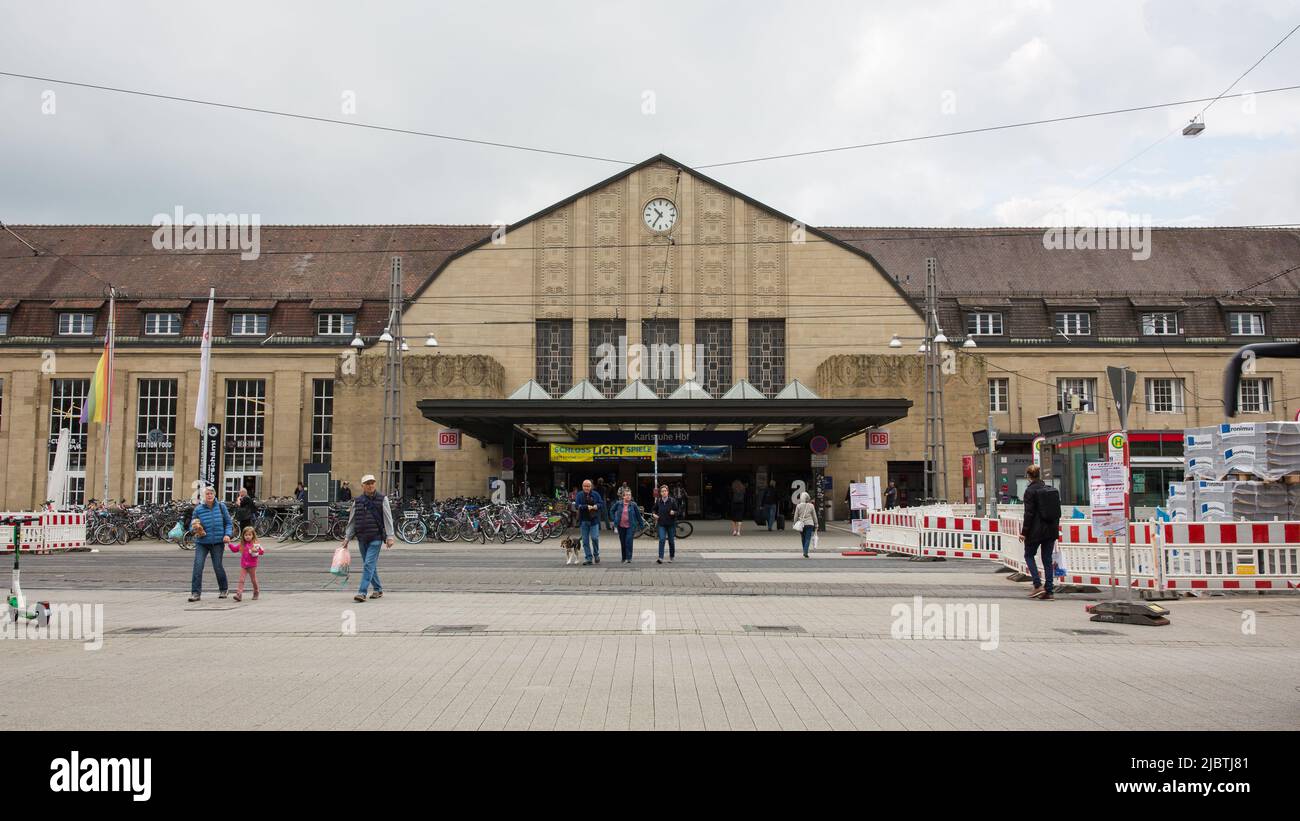 Karlsruhe, Deutschland - 28. Aug 2021: Vorderansicht des Karlsruher Hauptbahnhofs. Stockfoto