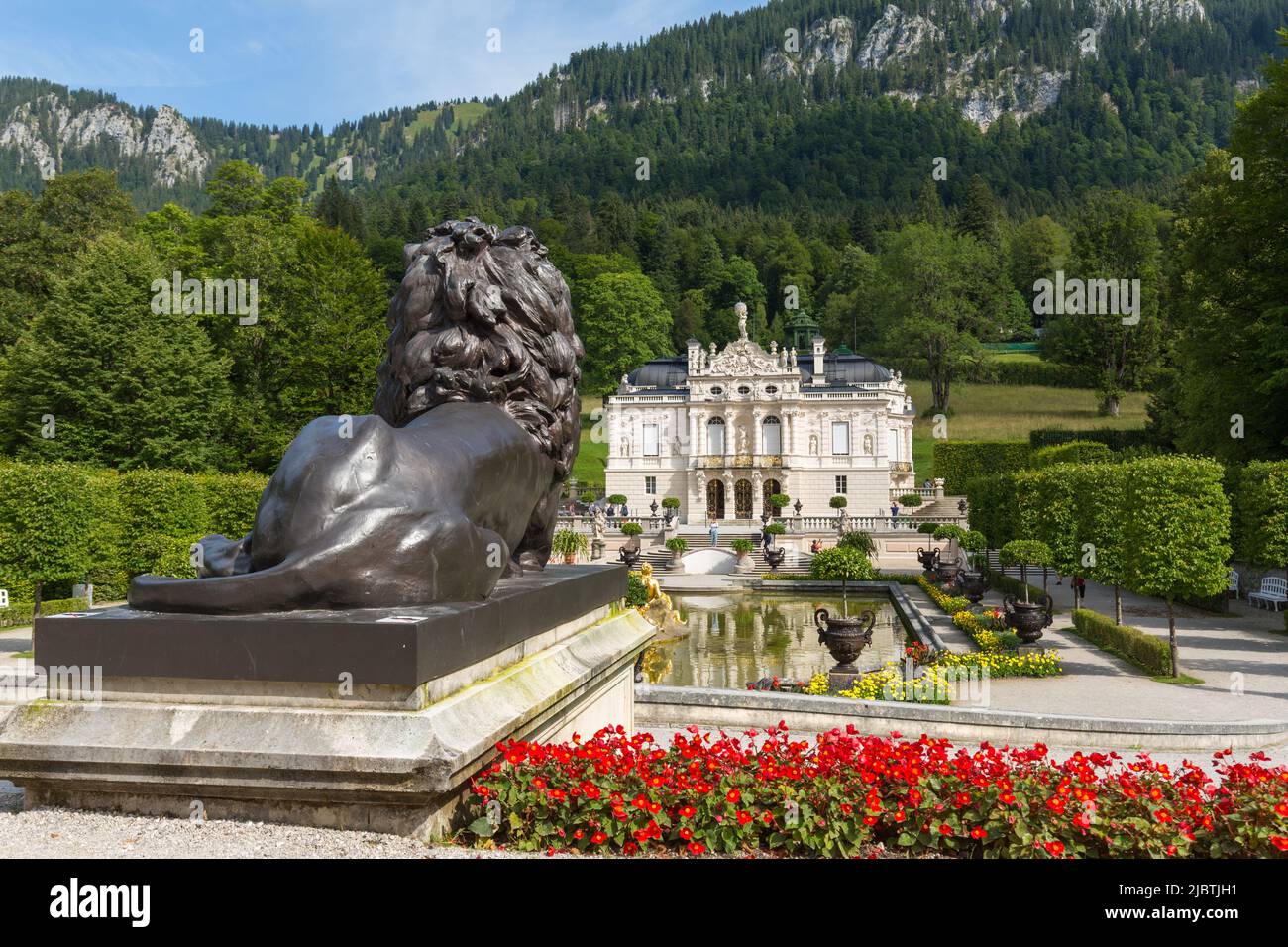 Linderhof, Deutschland - 21. Aug 2022: Blick auf Schloss Linderhof. Mit Löwenskulptur im Vordergrund. Stockfoto