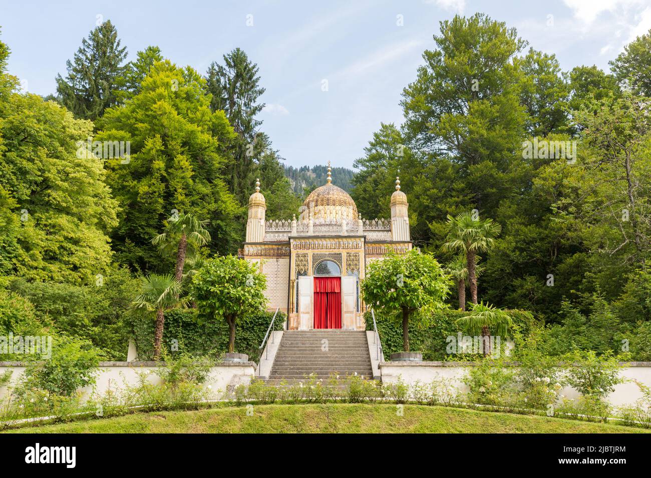 Linderhof, Deutschland - 21. Aug 2021: Im Schlossgarten des Schlosses Linderhof: Der orientalische 'Maurische Kiosk'. Stockfoto