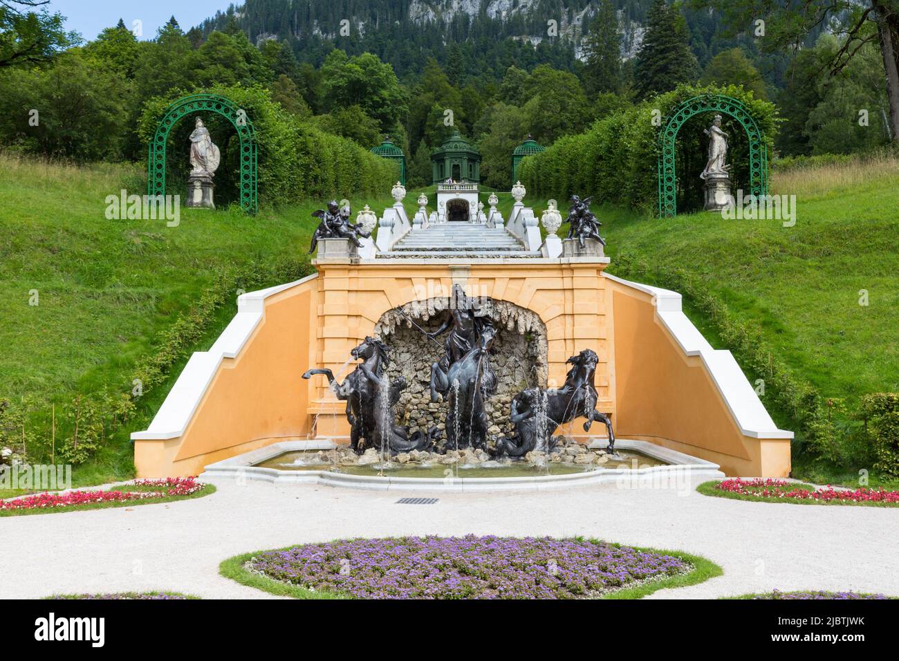 Linderhof, Deutschland - 21. Aug 2021: Blick auf den Neptunbrunnen im Schlossgarten des Schlosses Linderhof. Stockfoto