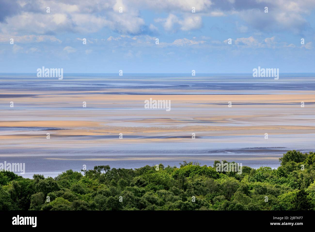Die Pastellfarben des Morecombe Bay Sands bei Ebbe aus Arnside Knott, Lancashire, England Stockfoto