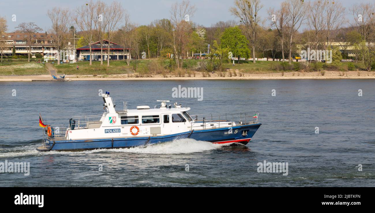 Bonn, Deutschland - 30. März 2022: Polizeiboot auf dem rhein. Stockfoto