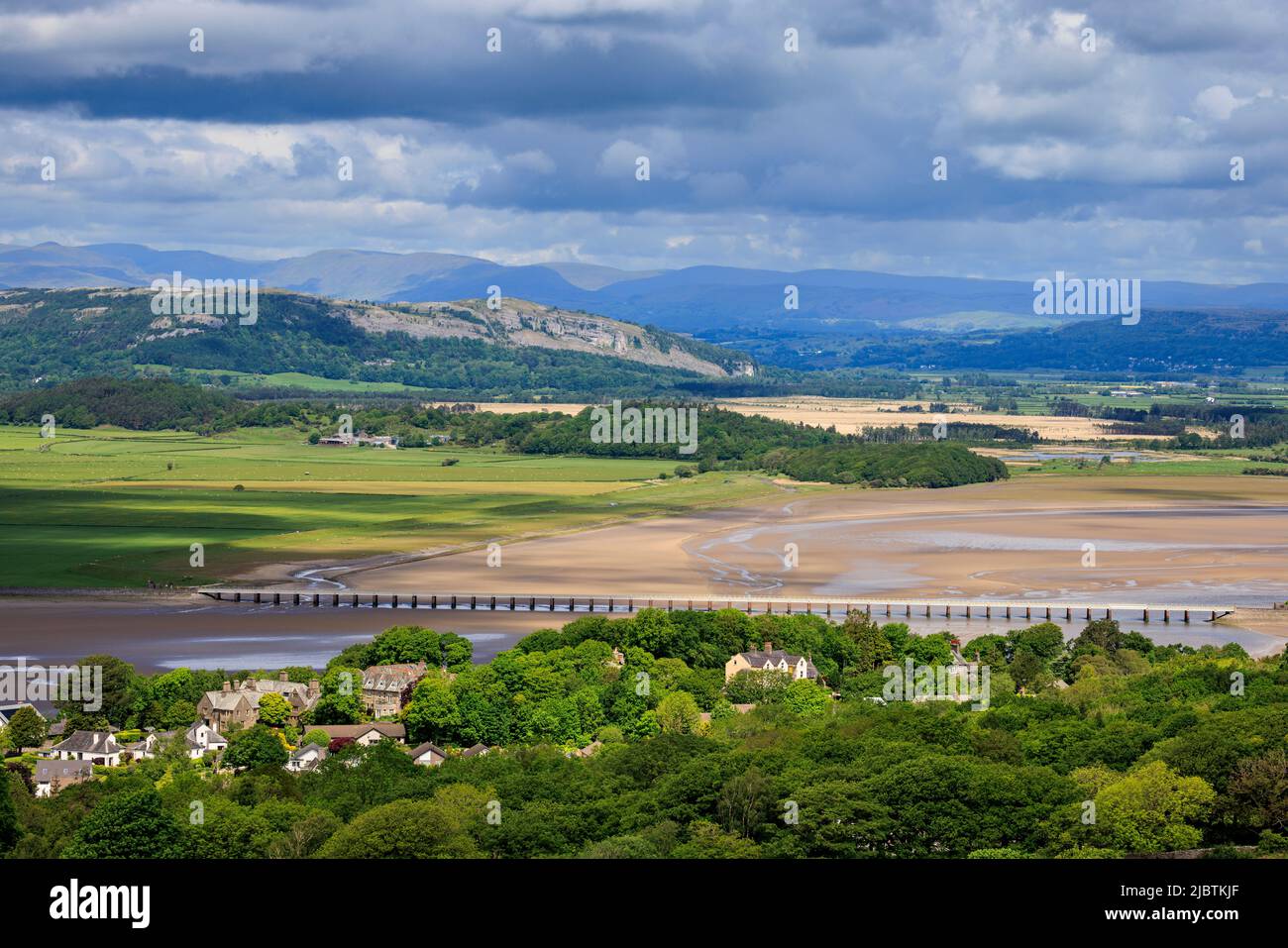 Arnside und das Kent Railway Viadukt über Milnthorpe Sands von Arnside Knott, Lancashire, England Stockfoto