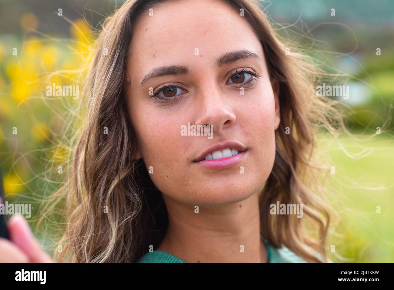 Nahaufnahme Porträt der schönen jungen Frau lächeln im Garten Stockfoto