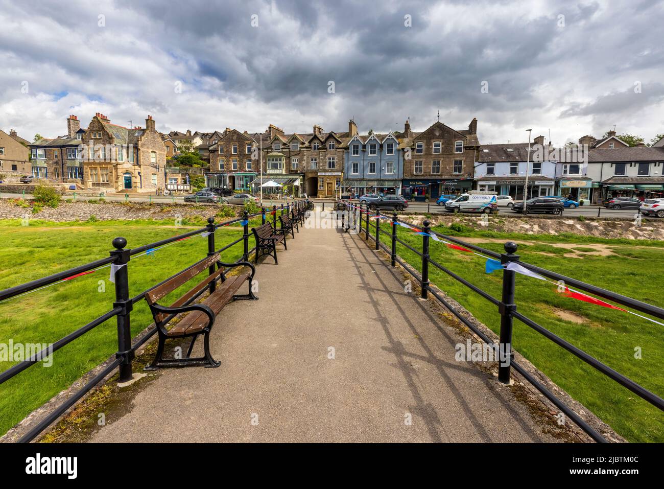 Blick auf die Promenade vom Pier in Arnside, Lancashire, England Stockfoto