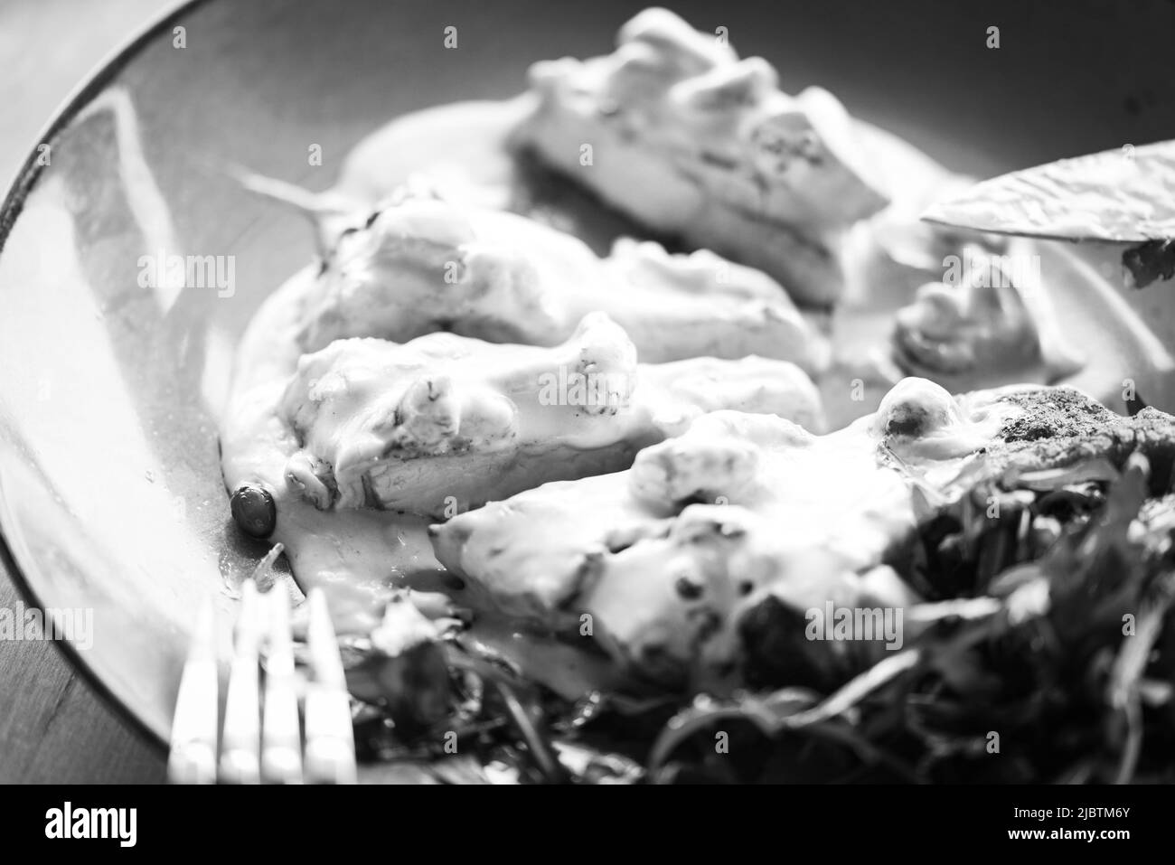 Leckere Schweineschnitzel- und Pilzsauce Stockfoto