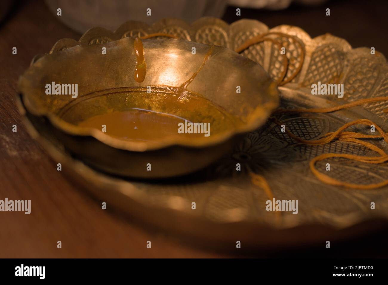 Puja thali des indischen traditionellen Rituals Raksha Bandhan, ein beliebter, traditionell hinduistischer, jährlicher Ritus oder eine Zeremonie Stockfoto