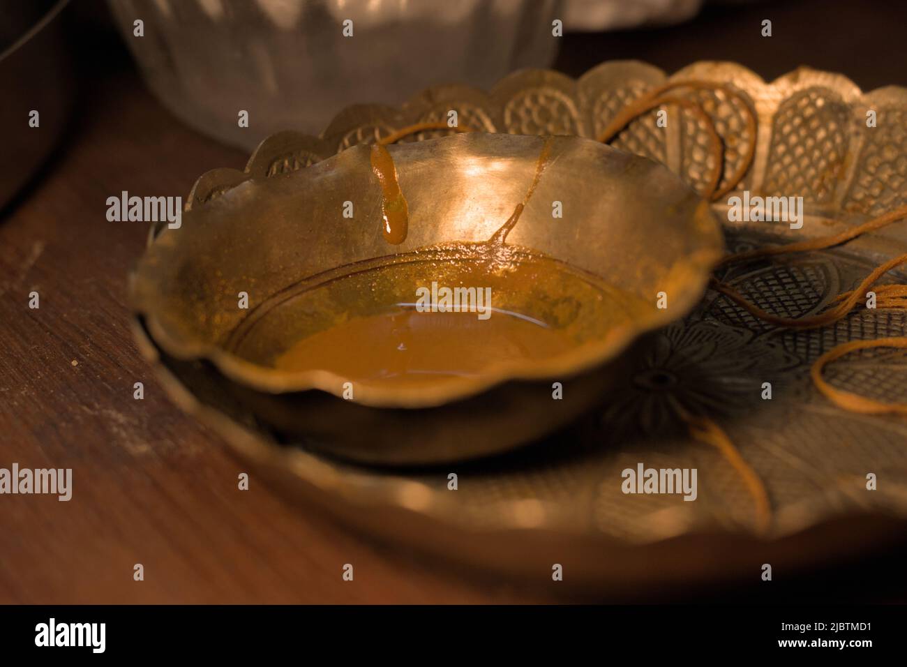 Puja thali des indischen traditionellen Rituals Raksha Bandhan, ein beliebter, traditionell hinduistischer, jährlicher Ritus oder eine Zeremonie Stockfoto