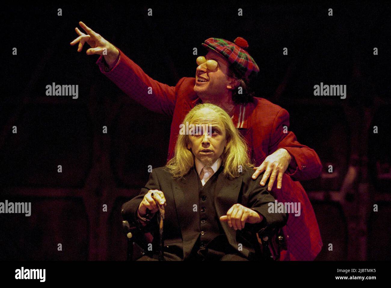 Kathryn Hunter (King Lear), Marcello Magni (Fool) in KING LEAR von Shakespeare im Leicester Haymarket Theatre, Leicester, England 26/02/1997 Design: Pawel Dobrzycki Beleuchtung: Jenny Cane Regie: Helena Kaut-Howson Stockfoto
